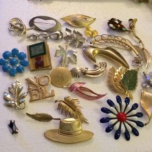 Vintage lot of brooches 28